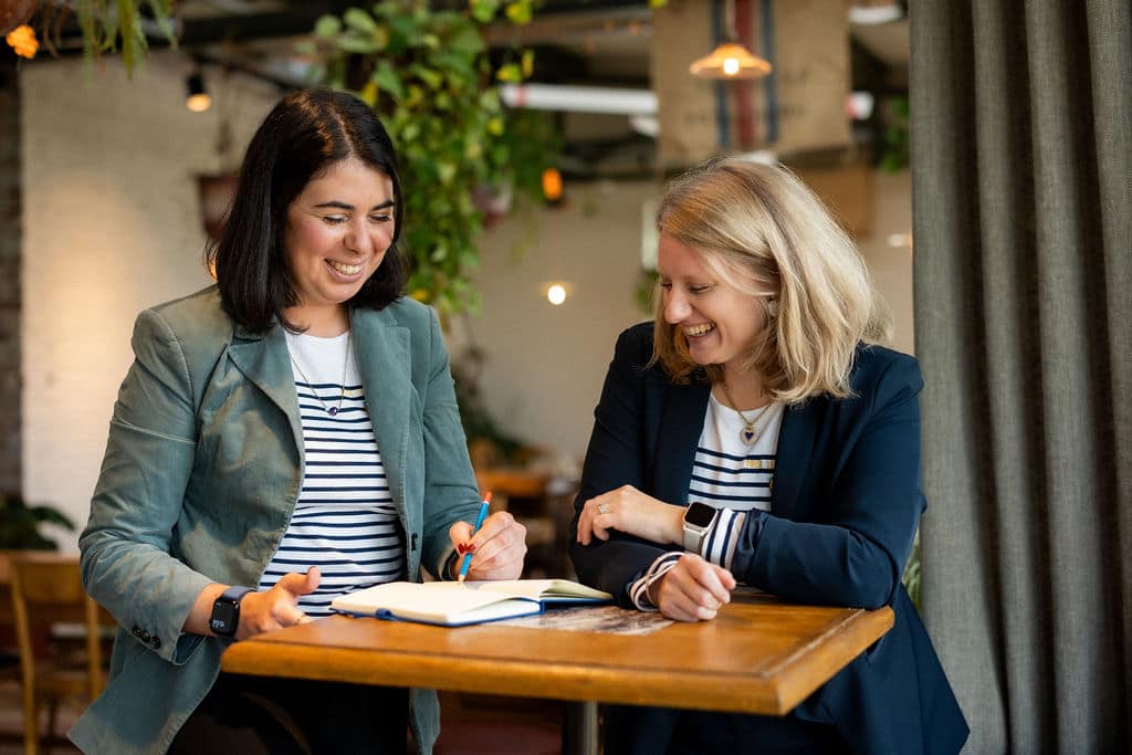 Claire Caquant et Amel Rechid, co-fondatrices de Your Legal Angel, en séance de travail
