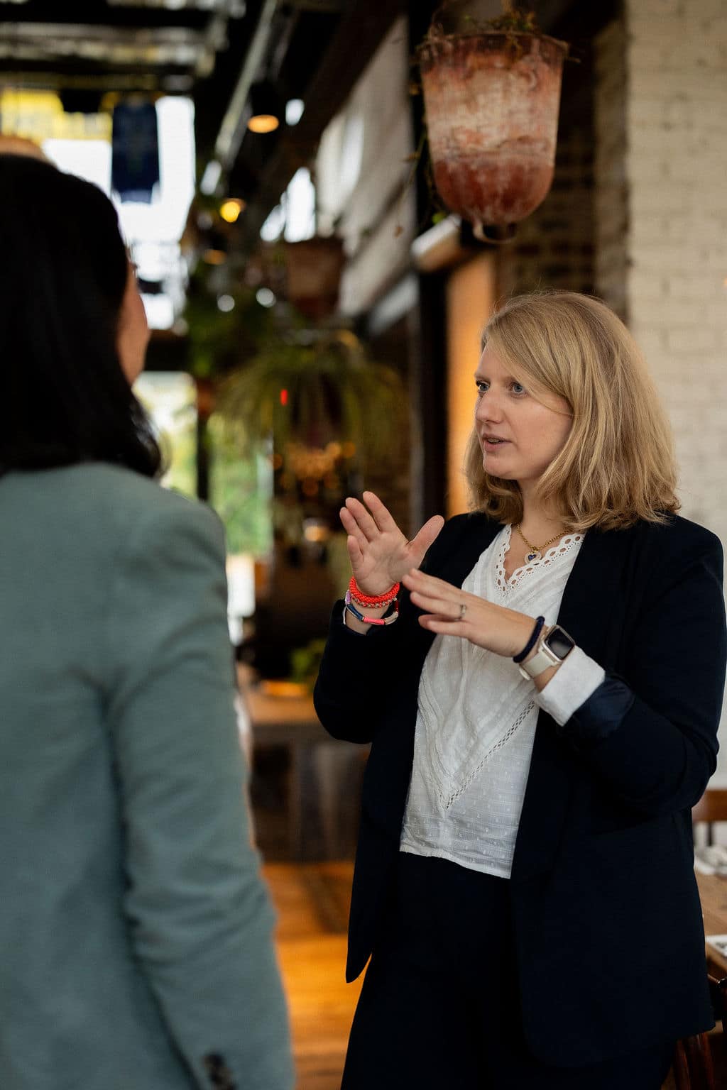 Claire Caquant en échange avec une cliente