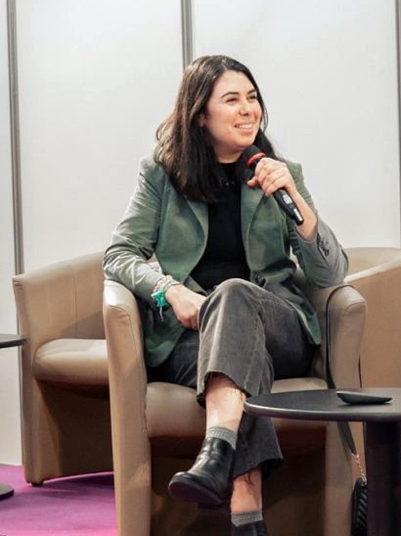 Amel Rechid, co-fondatrice de Your Legal Angel, au micro lors d'une conférence